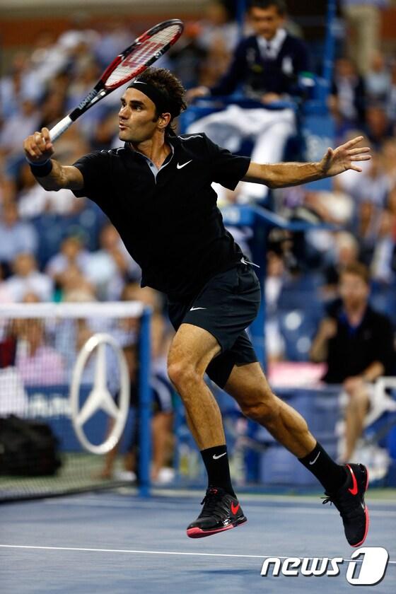 본문 이미지 - &acute;테니스 황제&acute; 로저 페더러(스위스·세계랭킹 3위)가 5일(한국시간) 미국 뉴욕주 플러싱 메도의 빌리진 킹 내셔널 테니스센터에서 열린 US오픈 테니스대회 남자 단식 8강전에서 프랑스의 가엘 몽피스(세계랭킹 24위)를 3-2(4-6 3-6 6-4 7-5 6-2)로 꺾었다.ⓒ AFP=News1