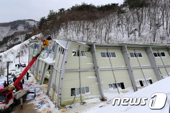 본문 이미지 - 올 2월 붕괴사고로 10명의 사망자와 204명의 부상자를 낸 경주 마우나오션 리조트 체육관/ⓒ News1 자료