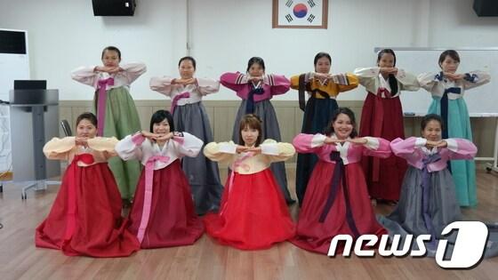 본문 이미지 - 전북 고창군다문화가족지원센터(센터장 강연화)는 추석을 앞두고 5일 베트남 결혼이주여성들을 대상으로 ‘한국전통예절체험교실’을 열었다. 이주여성들이 한복을 입고 큰절을 하고 있다.ⓒ News1