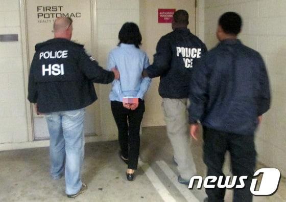 본문 이미지 - 故 유병언 전 세모그룹 회장의 최측근으로 알려진 김혜경 한국제약 대표가 지난 4일(현지 시각) 미국 버지니아주에서 체포 돼 현지 경찰에 연행되고 있다..(HSI 미국국토안보수사국 제공) 2014.9.5/뉴스1 ⓒ News1 민경석 기자