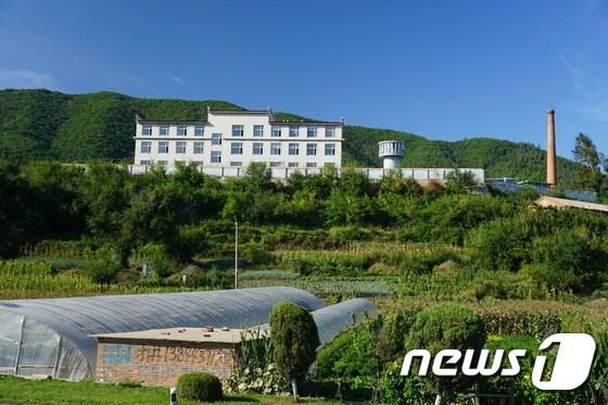 본문 이미지 - 두만강 일대 북-중 접경지역 중 한 곳인 투먼(도문·圖門)에 위치하고 있는 탈북민 임시 수용소. 중국 지역에서 붙잡힌 탈북민들이 강제북송 되기 전 머무르는 시설로 알려져 있다. ⓒ News1 서재준 기자