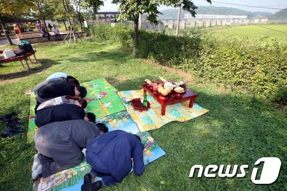 본문 이미지 - 실향민 가족들이 경기도 파주시 문산읍 임진각에서 추석을 맞아 차례를 지내고 있다. 2014.9.8/뉴스1 ⓒ News1 이광호 기자