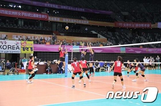 본문 이미지 - 한국 여자배구대표팀이 8일(한국시간) 중국 선전의 유니버시아드 센터 주체육관에서 열린 제 4회 AVC(아시아배구연맹)컵 여자배구대회 A조리그 최종전 중국과의 경기에서 0-3(24-26 22-25 22-25)으로 패했다. (AVC아시아배구연맹 제공).ⓒ News1 