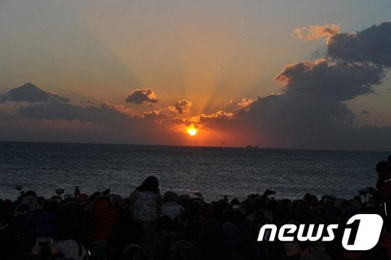 본문 이미지 - 2015년 을미년 새해 첫 날인 1일 오전 울산 울주군 간절곶에 첫 해가 떠오르고 있다. 2015.1.1/뉴스1 ⓒ News1 조창훈 기자