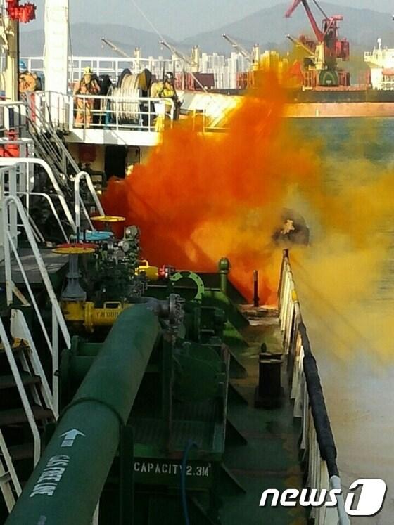 본문 이미지 - 11일 오후 2시39분께 울산 남구 매암동 울산항 제4부두에 계류 중이던 1543t급 화학물질운반선 한양에이스호에서 폭발사고가 발생했다. (울산소방본부 제공)ⓒ News1 