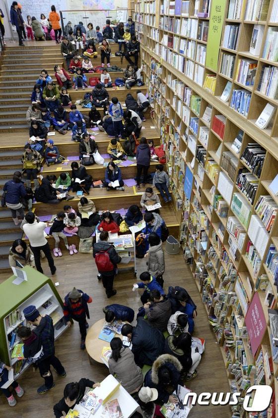 본문 이미지 - 11일 오후 서울 중구 서울도서관에서 방학을 맞은 어린이들과 학부모들이 책을 읽고 있다. 2015.1.11/뉴스1 ⓒ News1 안은나 기자