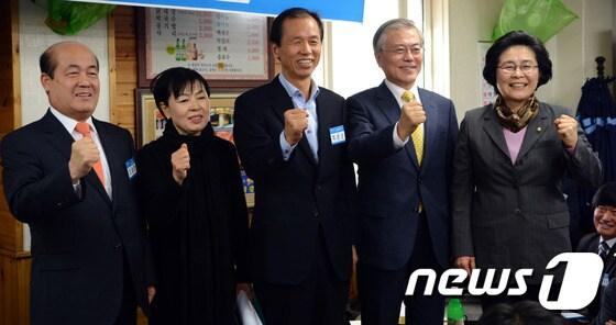 본문 이미지 - 지난 2015년 1월 강원도 춘천에서 열린 새정치민주연합 강원도당 신년인사회에 참석한 이선자씨(왼쪽 두번째). 2015.1.12/뉴스1 ⓒ News1