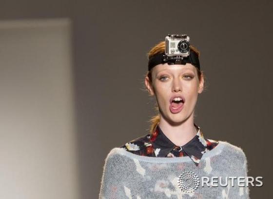 본문 이미지 - 2013년 한 캐나다 모델이 고프로 카메라를 머리에 착용한 채 리허설 중이다. ⓒ 로이터=뉴스1