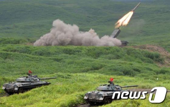 본문 이미지 - 지난해 8월19일 일본 육상자위대가 도쿄 서쪽 약 100km 떨어진 고템바기지에서 실시한 훈련중 미사일을 발사하고 있다. ⓒ AFP=News1