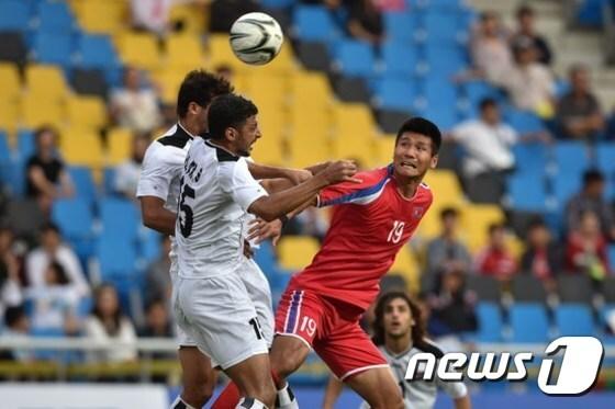 본문 이미지 - 북한대표팀 선수 박광룡(23·FC바젤·오른쪽) ⓒ AFP=News1