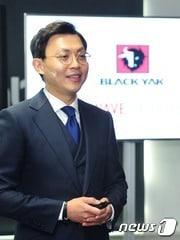 본문 이미지 - 13일 서울 양재동 블랙야크양재사옥에서 열린 신년 기자간담회에서 강준석 블랙야크 글로벌사업본부 이사가 해외사업전략을 발표하고 있다. 2015.01.14/뉴스1 ⓒ News1