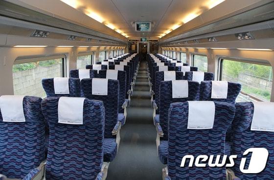 본문 이미지 - 특실 못지 않게 앞 좌석과의 간격이 넓어진 호남고속철도의 일반실 내부. ⓒ News1