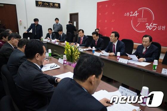 본문 이미지 - 주호영 새누리당 정책위의장이 지난 1월 서울 여의도 국회에서 열린 대리운전업계와의 정책간담회에서 모두발언을 하고 있다. ⓒ News1 유승관 기자