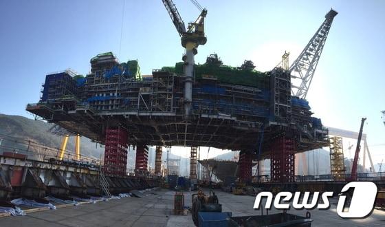 본문 이미지 -  대우조선해양은 지난해 11월부터 진행해 온 3만7000톤 무게의 휘트스톤(Wheatstone) 고정식 플랫폼 상부구조물을 들어올리는 '잭업(Jack Up)'을 완료했다고 16일 밝혔다. 