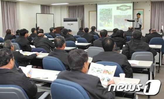본문 이미지 - 동부팜한농은 지난해 12월 2일부터 올해 1월 15일까지 총 5회에 걸쳐 경기도 화성시와 광주시에서 &acute;농민대학&acute;을 운영했다. ⓒ News1