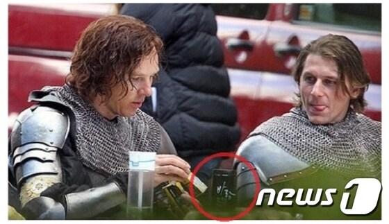 본문 이미지 - 영국 배우 베네딕트 컴버배치가 촬영장에서 락앤락의 &acute;포엠 텀블러&acute;를 사용하는 모습이 찍힌 사진이 화제다.(사진제공=락앤락)ⓒ News1