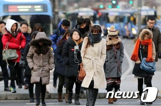본문 이미지 - 2015년 새해 첫 출근일인 2일 오전 서울 광화문네거리에서 직장인들이 온 몸을 꽁꽁 싸맨 채 발걸음을 옮기고 있다. 2015.1.2/뉴스1 ⓒ News1