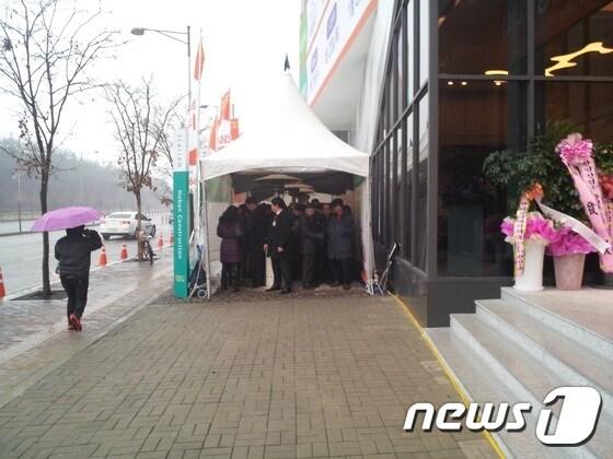 본문 이미지 - 보슬비가 내리는 궂은 날씨에도 &acute;동탄2 호반베르디움3차&acute; 모델하우스가 문을 열기 1시간 전부터 고객들이 입장을 위해 기다리고 있다/사진=임해중 기자 ⓒ News1