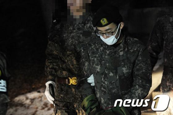 본문 이미지 - 육군22사단 GOP에서 총기난사 후 탈영했던 임모(23) 병장이 16일 오후 1군사령부 보통군사법원에서 마지막 공판을 마친 후 버스로 이동하고 있다. 이날 임병장은 군 검찰 측에게 사형을 구형받았다. 2015.1.16/뉴스1 ⓒ News1 윤창완 기자
