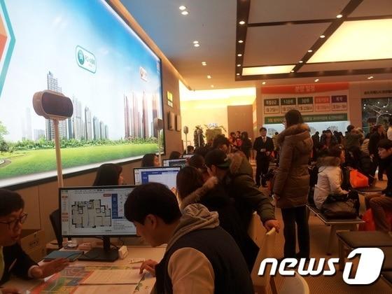 본문 이미지 - 상담 창구에서 청약조건과 분양가격 등을 살피고 있는 고객들/사진=임해중 기자ⓒ News1