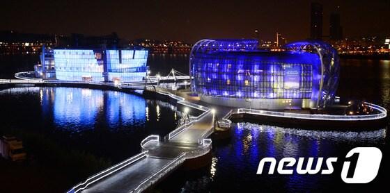 본문 이미지 - 14일 오후 서울 한강 반포대교 남단에 위치한 인공섬 세빛섬이 파란 빛을 발하고 있다. 2014.11.14/뉴스1 ⓒ News1 안은나 기자ⓒ News1