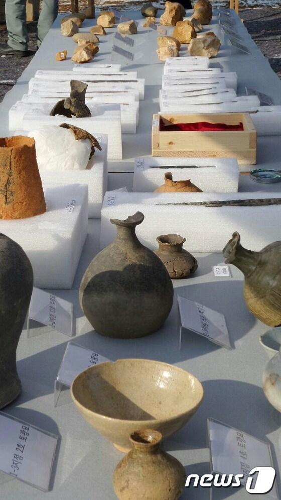 본문 이미지 - (재)중원문화재연구원이 충북 충주시 종합스포츠타운 조성사업 부지에서 출토된 유물을 19일 공개했다. 사진=장천식 기자ⓒNews1