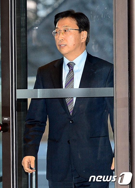 본문 이미지 - 이인용 삼성전자 커뮤니케이션팀 사장이 서울 중구 장충동 신라호텔에서 열린 삼성그룹 신임사장단 만찬에 참석하고 있다. 2015.1.19/뉴스1 ⓒ News1 박세연 기자