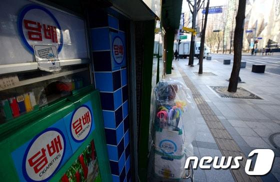 본문 이미지 - 새해 첫날부터 시행된 담뱃값 인상으로 소매점 담배 판매량이 급감한 2일 오후 서울 중구 무교동의 한 담배 판매점 앞이 한산한 모습을 보이고 있다. ⓒ News1 박정호 기자