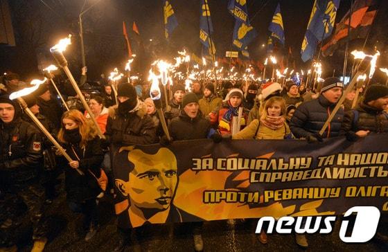 본문 이미지 - 우크라이나 키예프에서 1일(현지시간) 약 2000여명의 시민들이 민족주의자 지도자인 스테판 반데라의 탄생 106주년을 맞아 횃불을 들고 행진을 벌이고 있다. ⓒ AFP=News1