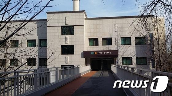 본문 이미지 - 현대백화점 본사. 압구정 현대아파트 단지 내 상가인 금강쇼핑센터에 위치해 있다. 2015.01.20/뉴스1 ⓒ News1