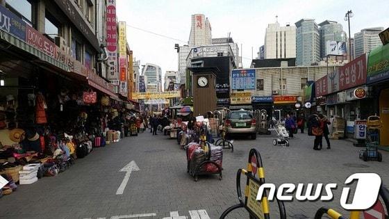 본문 이미지 - 서울 남대문시장에서는 여전히 불법담배가 유통되고 있는 것으로 나타났다. 수입제품 전문점이 위치한 대부분의 건물마다 면세담배를 팔고 있다는 증언을 들었지만 상인들은 집중 단속을 피하기 위해 판매를 꺼리고 있다. /사진 = 장도민 기자 ⓒ News1