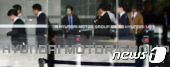 본문 이미지 - 22일 오후 서울 서초구 양재동 현대기아자동차 사옥 로비에서 직원들이 오가고 있다. 현대자동차는 2014년 매출이 전년동기 대비 2.2% 증가한 89조2563억원을 기록했다고 이날 밝혔다. 현대차는 이날 서울 본사에서 개최된 2014년 연간 경영실적 컨퍼런스콜을 통해 글로벌시장에서 496만1877대를 팔아 전년도(473만2366대)보다 4.8% 증가한 실적을 올렸다고 발표했다. 2015.1.22/뉴스1 ⓒ News1 민경석 기자