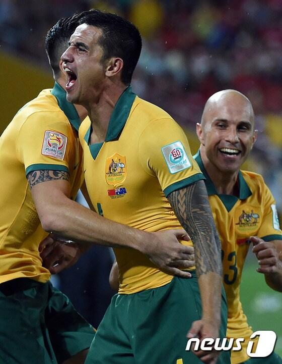 본문 이미지 - 호주 팀 케이힐이 22일 열린 중국과의 2015 호주 아시안컵 8강전에서 골을 넣은 뒤 포효하고 있다. ⓒ AFP=News1