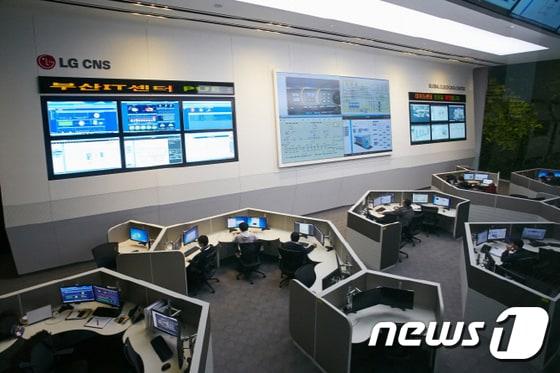 본문 이미지 - LG CNS 부산 데이터센터 통합관제실 내부/자료=LG CNS ⓒ News1