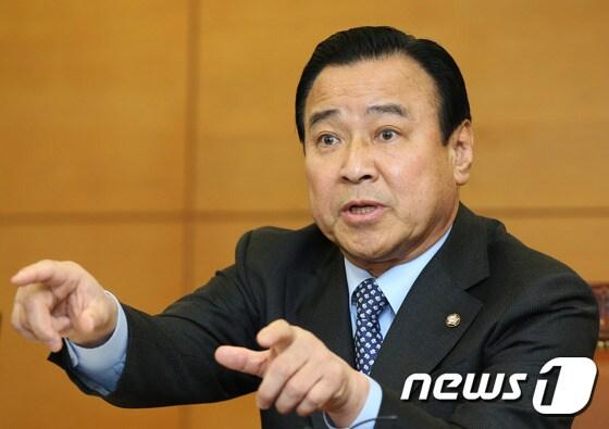 본문 이미지 - 이완구 국무총리 후보자가 25일 오전 서울 종로구 통의동 금융감독원 연수원에 마련된 사무실에서 취재진과 간담회를 갖고 있다. 2015.1.25/뉴스1 ⓒ News1 한재호 기자