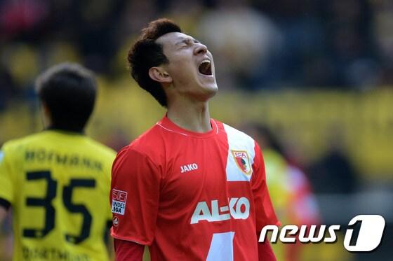 본문 이미지 - 지동원이 그로이터 퓌르트(2부리그)와의 친선 경기에서 1-1로 맞서던 후반 11분 역전 결승골을 터뜨리며 2-1 승리를 이끌었다. AFP=News1
