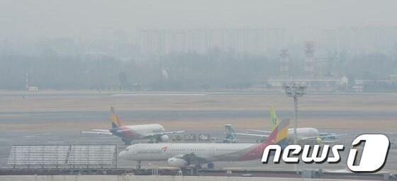본문 이미지 - 전국 곳곳에 짙은 안개가 낀 26일 오후 서울 강서구 공항동 김포공항 국내선 계류장에 이륙을 기다리는 항공기들이 대기하고 있다. 2015.1.26/뉴스1 ⓒ News1 손형주 기자