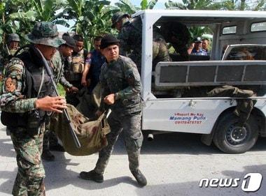 본문 이미지 - 26일(현지시간) 필리핀 경찰특공대원들이 숨진 동료 대원의 시신을 이송하고 있다.ⓒ News1 2015.01.26/뉴스1 ⓒ News1