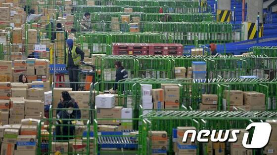 본문 이미지 - 아마존, 이케아 등 글로벌 기업들의 국내 시장 진출과 온라인 쇼핑의 급속한 성장 등으로 물류센터&#40;물류창고&#41;가 투자 대상으로 주목받고 있다. ⓒ News1 이재명 기자