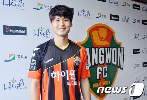 본문 이미지 - 강원FC가 공격수 신영준(26)을 포항 스틸러스에서 영입했다. (강원FC 제공) ⓒ News1