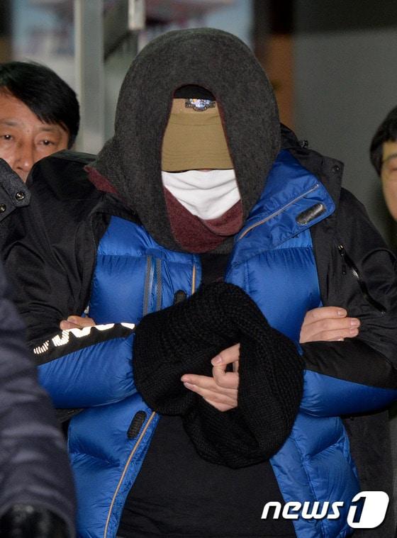 본문 이미지 - 청와대 폭파 협박 피의자 강씨가 29일 오전 수원지법에서 예정된 영장실질심사를 받기 위해 수원남부경찰서를 나서면서 왼손으로 일베 인증 손 모양과 비슷한 제스처를 취했다. 2015.1.29/뉴스1 ⓒ News1 이재명 기자