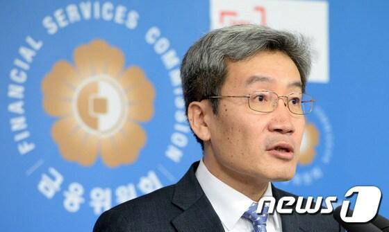 본문 이미지 - 고승범 금융위원회 사무처장이 29일 오전 서울 중구 태평로 금융위원회 기자실에서 2015년 금융위 업무계획을 발표하고 있다. 2015.1.29/뉴스1 ⓒ News1 허경 기자