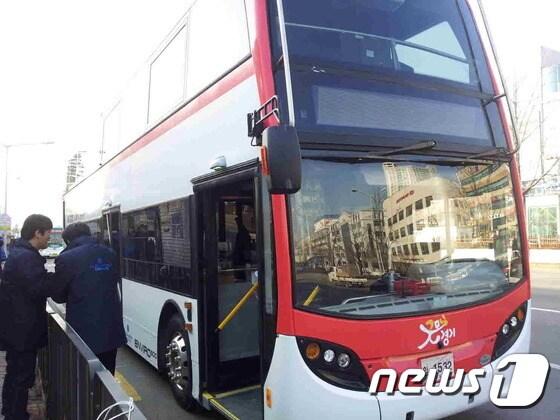 본문 이미지 - 안산시는 31일부터 중앙역~대부도해양관광본부 등을 오가는 2층 버스를 시범운행한다./안산시 제공ⓒ News1
