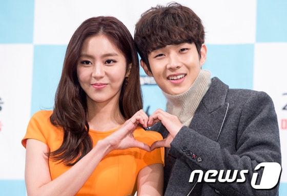 본문 이미지 - 애프터스쿨 유이(왼쪽)와 배우 최우식이 29일 오후 서울 임피리얼 팰리스 서울에서 열린 tvN 월화드라마 ‘호구의 사랑’ 제작발표회에서 매력을 발산하고 있다 ⓒ News1 김진환 기자