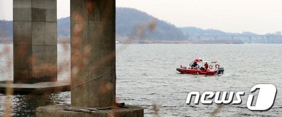 본문 이미지 - 한강하구에서 수색작업 중인 119수상구조대. /뉴스1 DB ⓒ News1