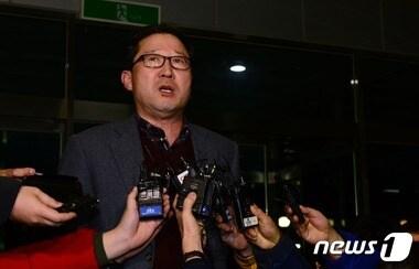 본문 이미지 - "크림빵 아빠 뺑소니 사망사고" 유력한 용의자 허모(37)씨가 경찰에 자수한 29일 충북 청주시 흥덕경찰서에서 박세호 서장이 취재진들에게 브리핑을 하고 있다. 박 서장은 용의자 허모씨가 11시8분 경찰서에 아내와 들어와 자수하고 현재 조사중이라고 밝혔다. 2015.1.29/뉴스1 ⓒ News1 장수영 기자