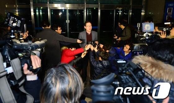 본문 이미지 - "크림빵 아빠 뺑소니 사망사고" 유력한 용의자 허모(37)씨가 경찰에 자수한 29일 충북 청주시 흥덕경찰서에서 박세호 서장이 취재진들에게 브리핑을 하고 있다. 박 서장은 용의자 허모씨가 11시8분 경찰서에 아내와 들어와 자수하고 현재 조사중이라고 밝혔다. 2015.1.29/뉴스1 ⓒ News1 장수영 기자