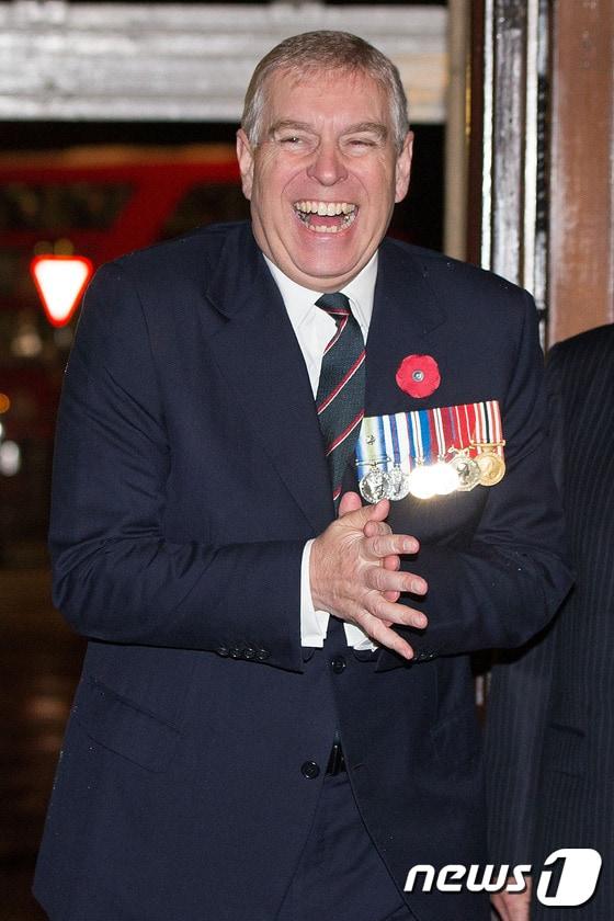 본문 이미지 - 지난해 11월 왕실행사에 모습을 드러낸 앤드류 윈저 왕자. ⓒ AFP=뉴스1