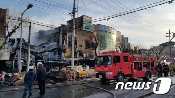 본문 이미지 - 119소방대원들이 진화작업을 벌이고 있다. ⓒ News1 최창호 기자