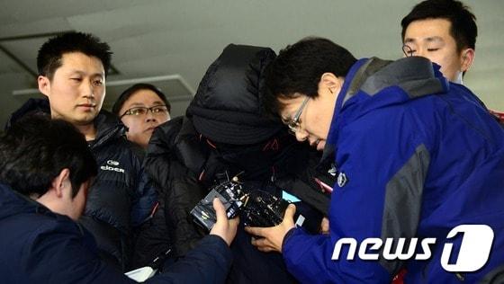 본문 이미지 - "크림빵 아빠 뺑소니 사망사고" 용의자 허모(37)씨가 30일 충북 청주시 흥덕경찰서에서 유치장으로 이송 중 기자들의 질문을 받고 있다. 용의자 허씨는 지난 29일 밤 경찰에 자수했다. 2015.1.30/뉴스1 ⓒ News1 장수영 기자